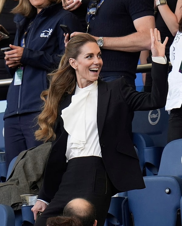 Kate’in bu görünümü sosyal medyada büyük ilgi gördü.