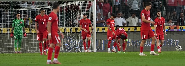 A Milli Takımın, İspanya karşısında aldığı 6-0'lık yenilgi sonrasında soyunma odasında futbolcular arasında gerginlik çıktığı iddia edildi.