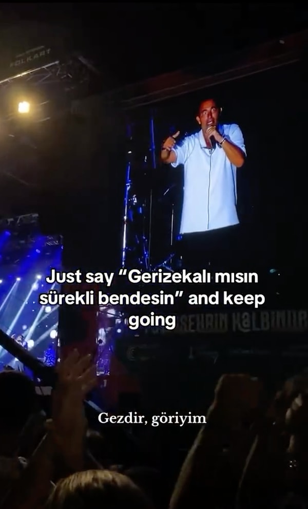 Konser sırasında ışıklarla ilgili bir sorun yaşayan Sandal, ışıktan sorumlu görevliye dönerek, “Oğlum biraz takip. Gerizekalı mısın? Sürekli bendesin.” sözleriyle dikkat çeken ifadeler kullandı.