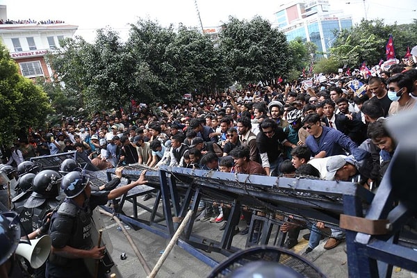 Güney Asya ülkesi Nepal’de 8 Eylül’de başlayan protestolar şiddetini artırarak devam ediyor.