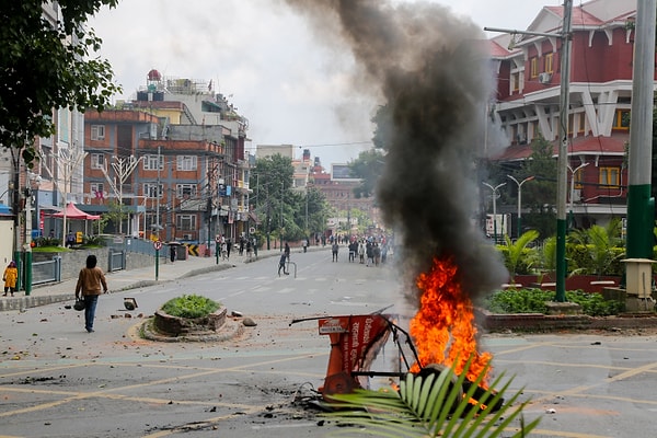 Nepal’de vatandaşlar kararları protesto etmek için sokağa indi. Protestolar şiddetlendi.