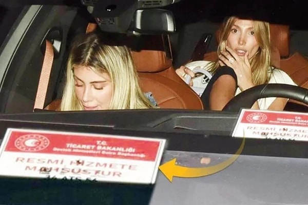 Manken Şevval Şahin, gece eğlencesi çıkışında Ticaret Bakanlığı tarafından verilen “Resmi Hizmete Mahsustur” yazısı olan araca bindi.