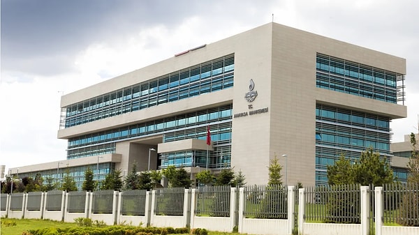 Türk Medeni Kanunu’nun 132. maddesine göre kadınlar, boşandıktan sonra yeni bir evlilik için en az 300 gün beklemek zorunda.