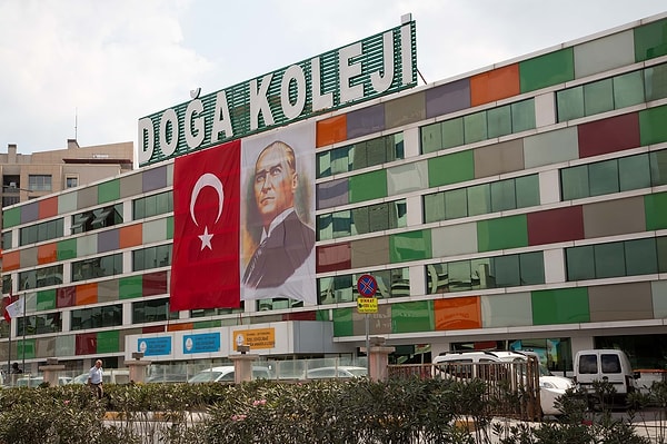 Uzun yıllardır el değiştirme, maaş ödeyememe gibi durumlar yaşadıktan sonra Can Holding’e satılan Doğa Koleji’nde yine kriz var!