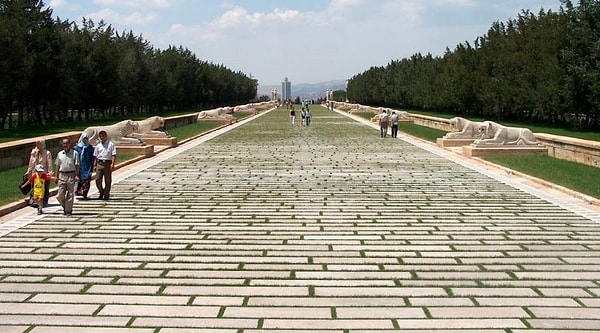 Anıtkabir şantiye mimarlarından Nezih Eldem’in öğrencilerinden biri, bu taşların neden böyle döşendiğini açıkladı.