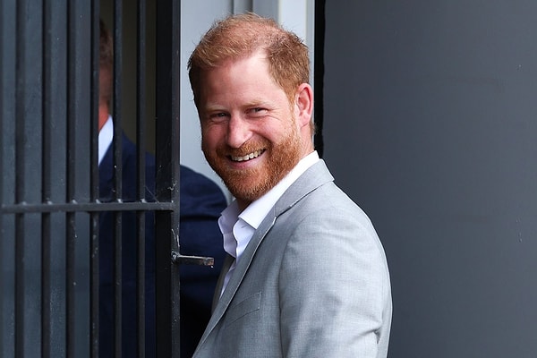 Aylar sonra İngiltere’ye dönen Prens Harry, bu kez hem anma törenleri hem de bazı etkinlikler için ülkedeydi.