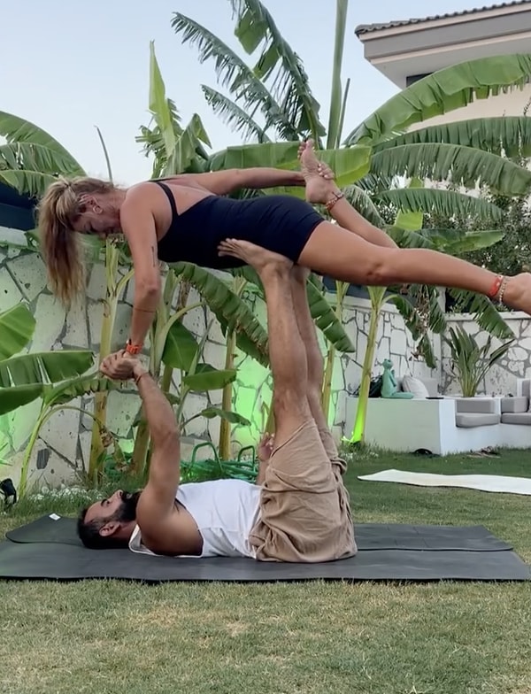 Geçtiğimiz günlerde, Pınar Altuğ'un antrenörüyle denediği zorlu yoga hareketi birilerine epey dert olmuştu belki denk gelmişsinizdir.