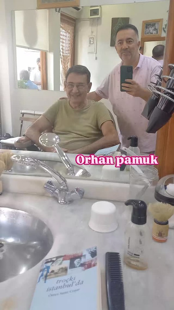 Orhan Pamuk göz önünde olmayı sevmeyen yazarlardan biri. Ancak Instagram sağolsun son hali sosyal medyaya düştü.