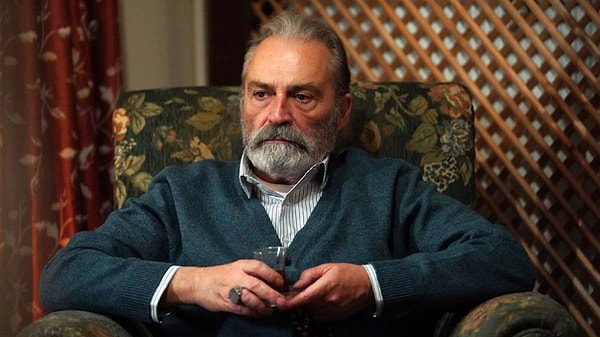 Usta oyuncu Haluk Bilginer, 2022 yılında yayınlanan "Baba" dizisinin ardından televizyona bir süre ara vermişti.