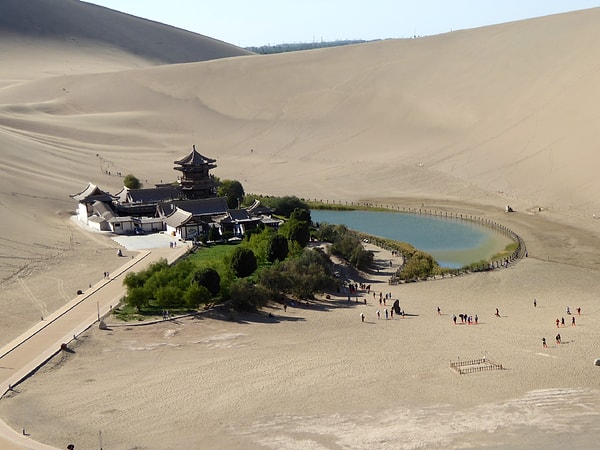 Dunhuang’daki kum tepeleri, Çin efsanelerinde özel bir yere sahip.