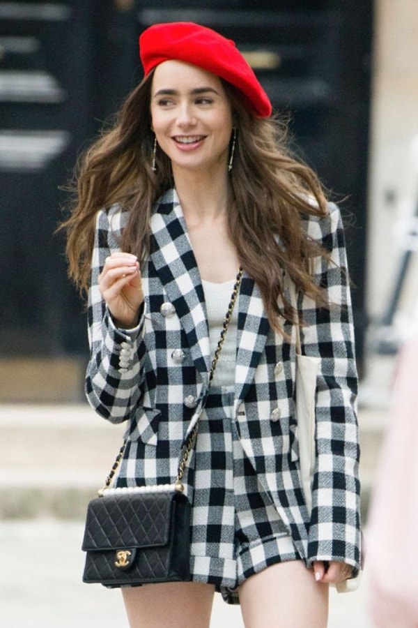 Lily Collins, 2020 yılından beri Netflix'te yayınlanan "Emily in Paris" dizisindeki rolüyle adından bahsettirmeye devam ediyor.