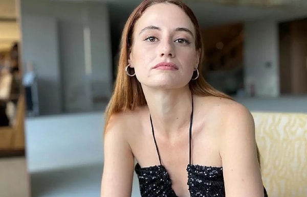 Senaryosu Ayça Üzüm’e, yönetmenliği Arda Sarıgün’e ait Sakıncalı adlı diziye Naz Bulum katıldı.