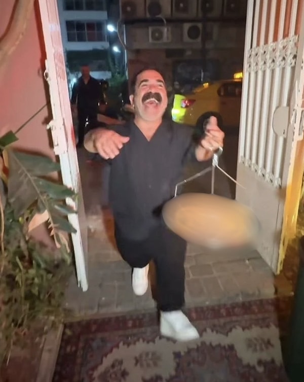 "Çaycı Hüseyin" olarak tanıdığımız Alpaslan Özmol, İzmir'de bir mekanda, müşterilere alkollü içecek dağıtırken görüntülendi.