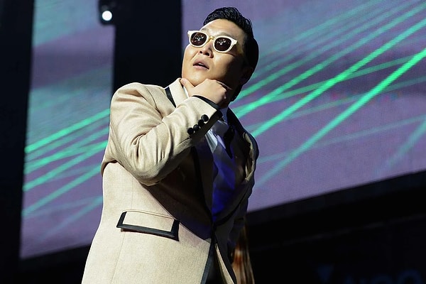 PSY, Güney Koreli bir şarkıcı. 2012’de çıkardığı “Gangnam Style” ile bir anda dünyaca ünlü oldu.