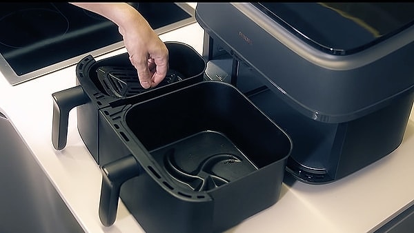 9. Ayrıca Airfryer'ın haznesi, ızgarası ve diğer aparatları bulaşık makinesinde kolaylıkla yıkanabiliyor.