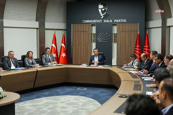 CHP'nin 38'inci Olağan ve 21'inci Olağanüstü Kurultaylarının iptali istemiyle açılan dava duruşması devam ederken CHP MYK, Genel Başkan Özgür Özel başkanlığında toplandı.