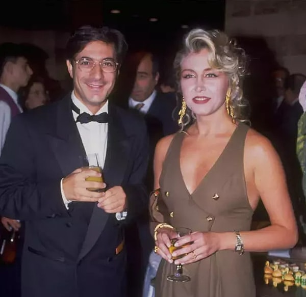 Mehmet Ali Erbil, Muhsine Şehnaz Kamiloğlu ile iki kere evlenip boşandıktan sonra, 1989 yılında Nergis Kumbasar'la evlenmişti, belki hatırlarsınız.