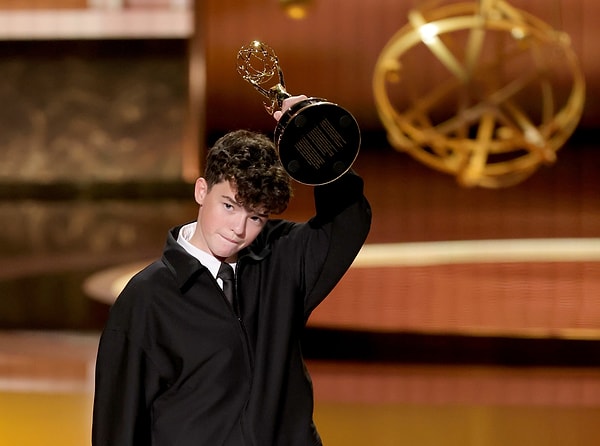 İşte Emmy ödülünün altında yer alan o yazı: