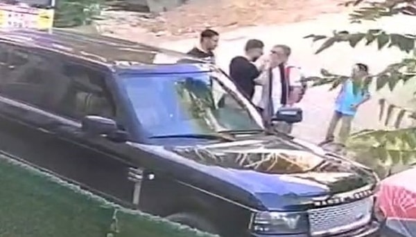 Olay, dün Cumhuriyet Mahallesi'nde meydana geldi. 2 çocuğuyla birlikte okul yolunda yürüyen baba Ö.K., süratli şekilde yanlarından geçen lüks cipin sürücüsünü sözlü olarak uyardı.