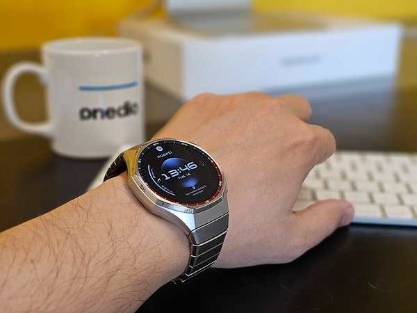3000 nit'e kadar parlaklık sunan AMOLED ekran ile her senaryoda kullanım kolaylığı sağlanıyor.