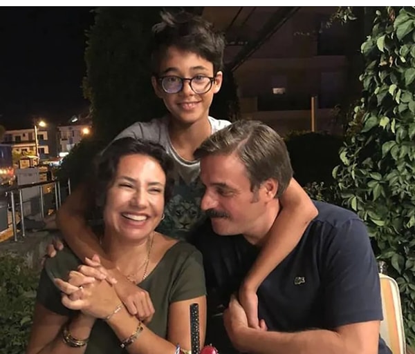 Geniş Aile dizisinde canlandırdığı rolle hafızalara kazınan Ufuk Özkan, özel hayatıyla da sık sık gündeme geliyor.