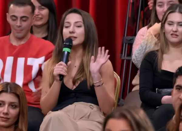 Hasan Can Kaya ile dekolte giyinen bir izleyicisi arasındaki konuşma gündem oldu.