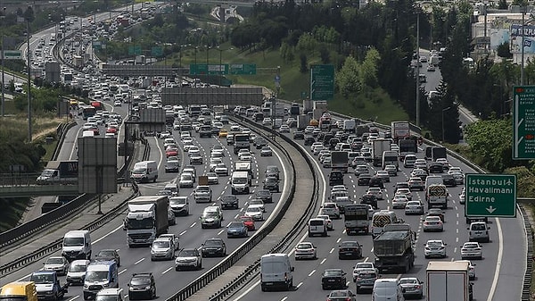 İstanbul trafiğinde yeni dönem: Trafikte yolcular radyodan “Ambulansa yol ver” anonsu duyacak.
