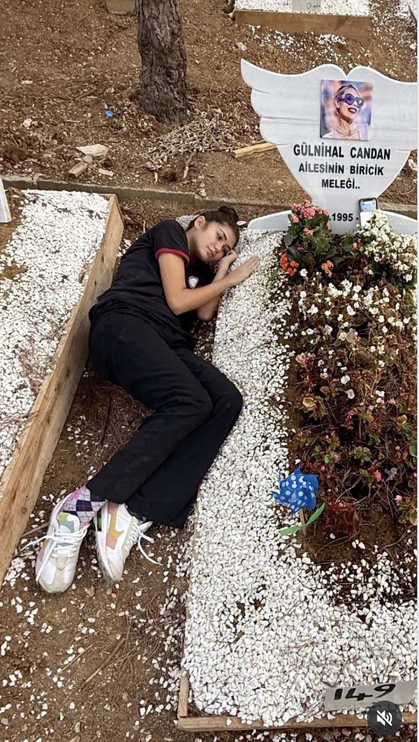 Anne Umut Candan, kaybettiği kızının yasını tutmaya devam ederken küçük kızı Su ile birlikte Nihal'in mezarını ziyaret etti.