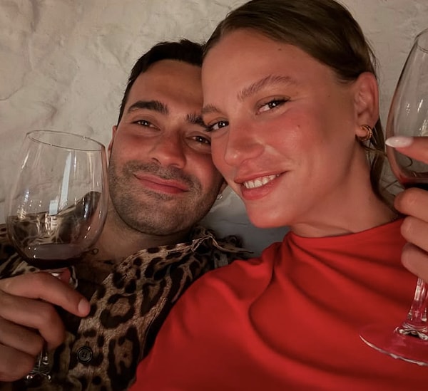 Bu yazı biraz suskun, olabildiğince de gözlerden uzak geçiren Serenay Sarıkaya, Kimler Geldi Kimler Geçti ikinci sezon çekimleri bittikten sonra tatil modunu açmıştı.