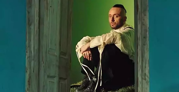 Sosyal medya platformlarından alışkın olduğumuz "erişim engeli" bu kez bir şarkı için istendi.