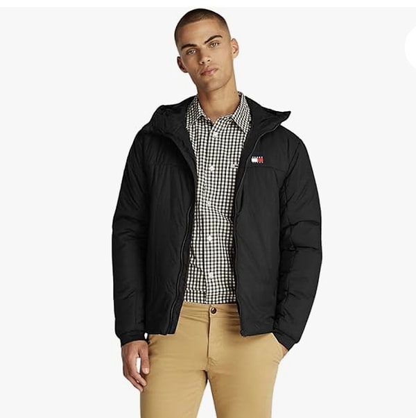 Tommy Jeans Erkek Ceket, şehir stilini konforla buluşturan parçaların başında geliyor.