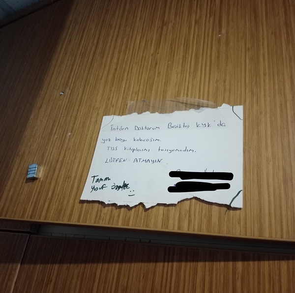 İşçilerin notlar yoluyla öğrencileri taciz ettiği ve kilitlerin kırıldığı görüntülendi.