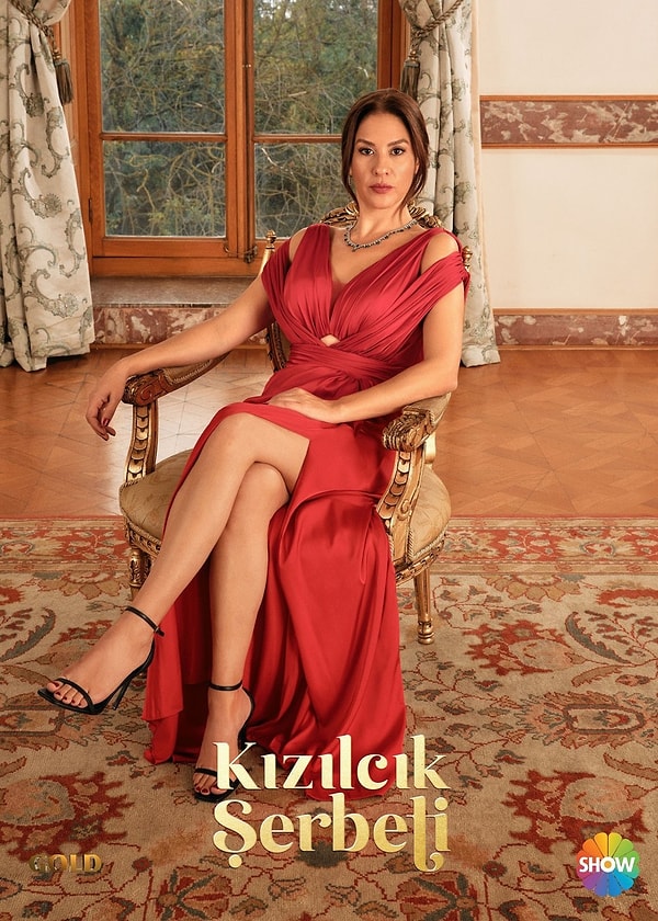 Kızılcık Şerbeti'nin efsane karakteri Pembe, Işıl'ın hain planlıyla ölmüş ve meydan metres Işıl'a kalmıştı. 4. sezona geçmemize ve dizide zaman atlaması yaşanmasına rağmen Pembe cinayeti hala aydınlanmazken sonunda senaristler bu konuya yoğunlaşmayı akıl etti.