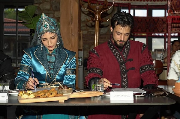 Kuruluş Orhan’da Mert Yazıcıoğlu Orhan karakteri için anlaşmaya varmıştı. Ardından ise Mahassine Merabet kadın başrol rolü için imza atmıştı.