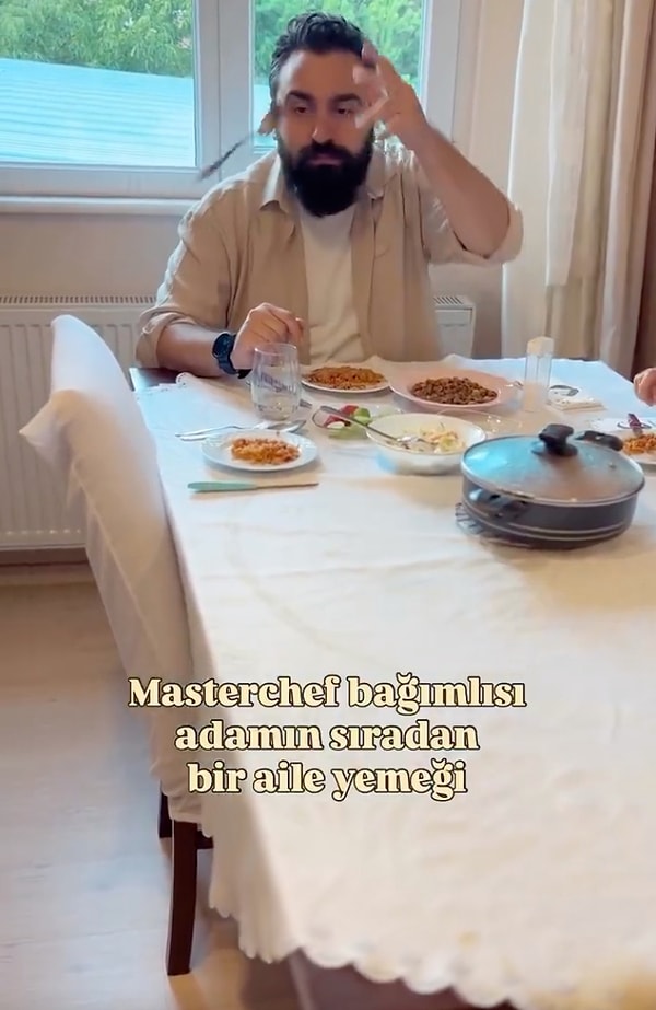Masterchef'in kaşık atma ritüeline annesine uyguladı.