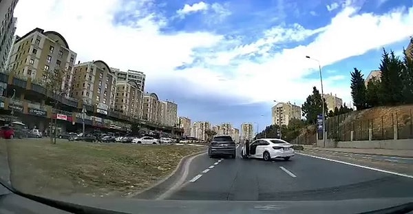 Korkunç anlar, çevrede seyir halinde olan başka bir aracın kamerasına yansıdı.