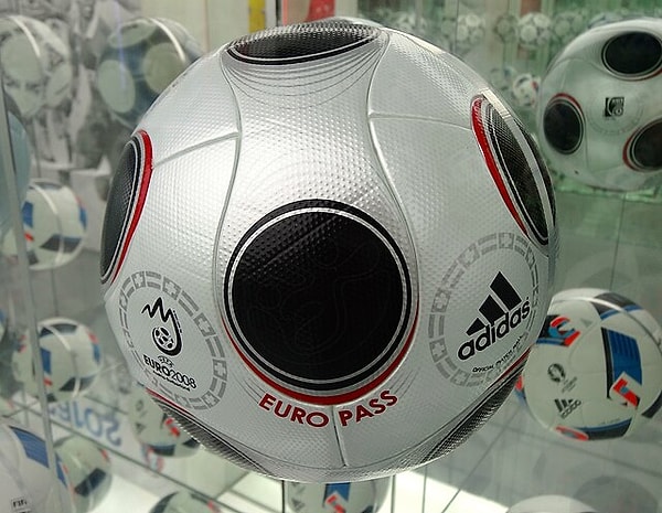 2. 2008 Avrupa Futbol Şampiyonası'nda kupayı kaldıran ülke hangisi olmuştur?