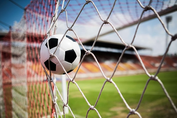 4. Bir futbol turnuvası finalinde eğer 90 dakika sonunda skordaki eşitlik bozulmamış ise kaçar dakikalık iki uzatma devresi oynanır?