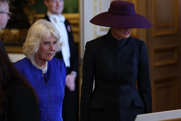 Sosyal medyada ayrıca "Donald Trump'ı küçük düşürmek için bilinçli yapıyor" yorumları da yapıldı.