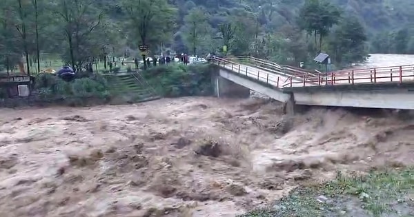 Rize’de şiddetli yağış sele neden oldu.