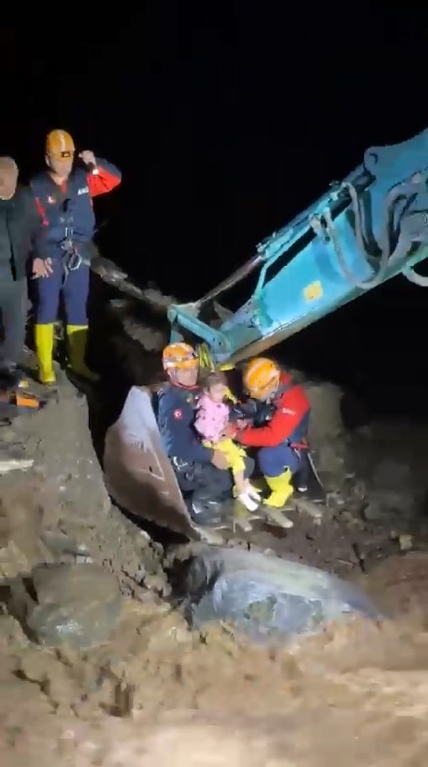 Mahsur kalan vatandaşlar kepçelerle kurtarıldı👇🏻