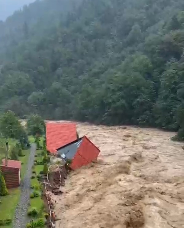 Rize sağanak yağışa teslim oldu. Bungalovların suya kapıldığı anlar yürekleri ağızlara getirdi.