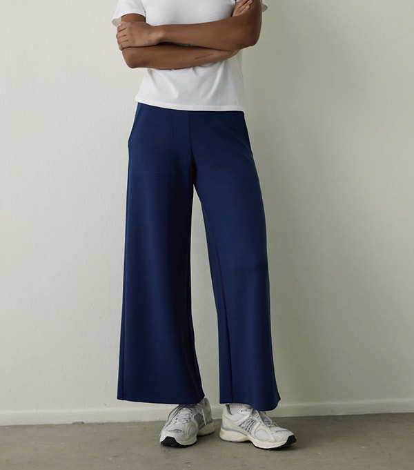 Bu hafta çok satanlar listesine giren beli lastikli bol paça pantolon, hem rahatlığı hem de şıklığıyla dikkat çekiyor.