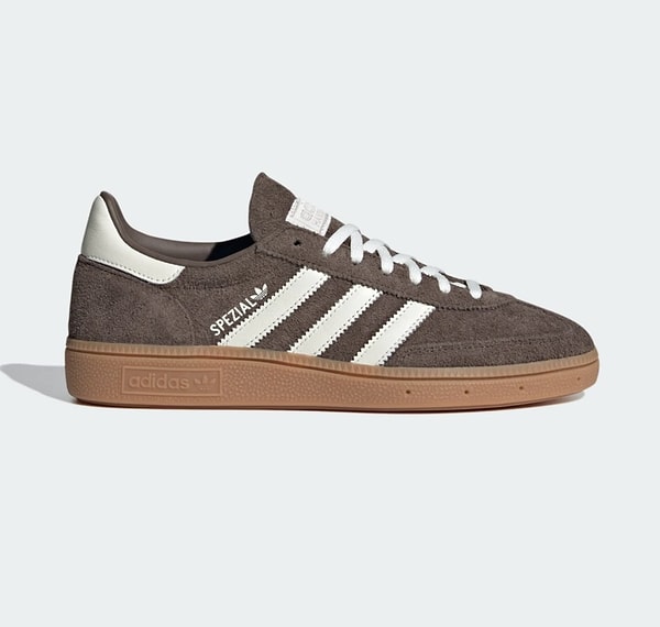 Adidas’ın sevilen modellerinden biri olan Originals IF6490 Handball Spezial Shoes, son zamanların en çok konuşulan sneaker’larından.