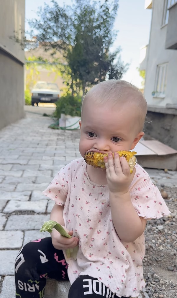 Bir bebeğin anneanne ve babaanne evindeki tatil deneyimleri babası tarafından paylaşıldı.