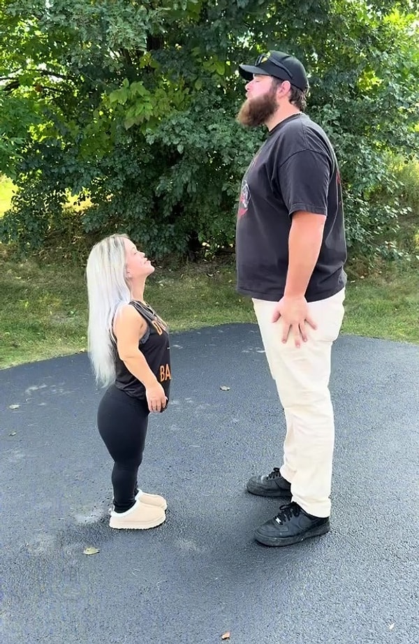 Tiffani ve Austin çifti, aralarındaki büyük boy farkıyla dikkat çekiyor.