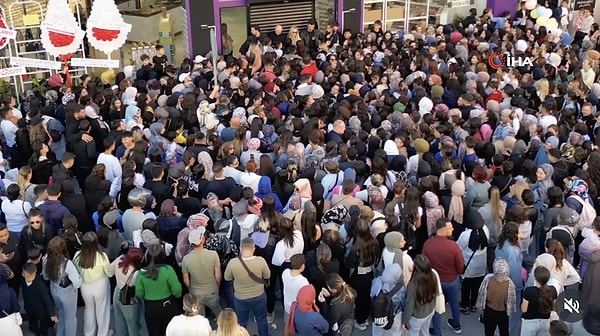 Kapılar açılınca mağazaya hücum eden kalabalık, görevlilere zor anlar yaşattı.