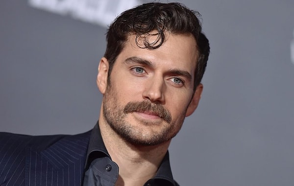 Sosyal medyada aktif olup da bir haftada birkaç kere Henry Cavill'la ilgili paylaşım görmemek mümkün değil, kendisi uzun bir süredir Hollywood'un en yakışıklı erkekleri arasında yer alıyor biliyorsunuz.