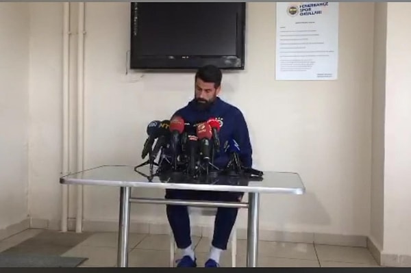 Volkan Demirel'e basın toplantısı ayıbı...