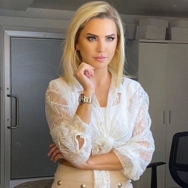 Televizyon dünyasının en çok konuşulan sunucularından Ece Erken'i mutlaka tanıyorsunuzdur.